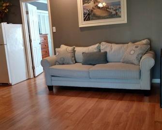 A Comfy Place Near Sau. Kitchenette, Private Entrance, Queen Bed, Bath. - Collegedale - Living room
