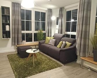 Großzügiges helles Penthouse -komplette Etage- mit Balkon und Stellplatz in ruhiger Lage - Kulmbach - Wohnzimmer