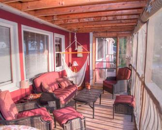 Lake Champlain Cottage - Swanton - Living room