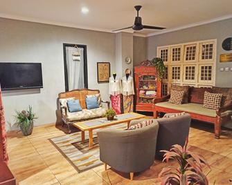 Manggolo Homestay Syariah - Yogyakarta - Living room