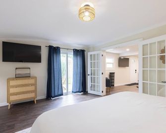 Port Beach Retreat - Modern & Cozy Stay! - St. Catharines - Bedroom