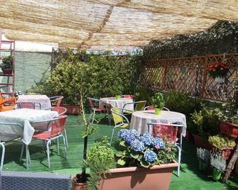 بيد آند بريكفاست دولشفيتا بومباي - بومباي - شرفة مرصوفة