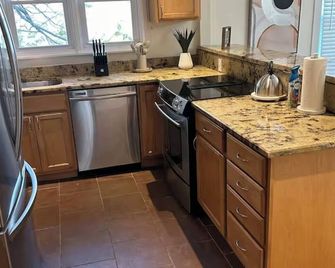 Cozy Cape Cod in lovely Allentown with modern amenities - Allentown - Kitchen