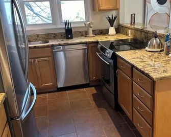 Cozy Cape Cod in lovely Allentown with modern amenities - Allentown - Kitchen