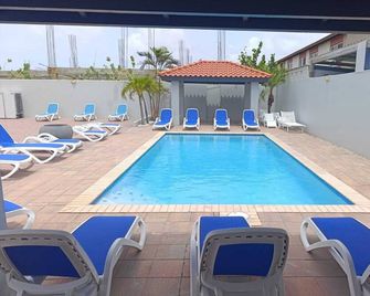 Dorado Eagle Beach Hotel - Noord - Piscina