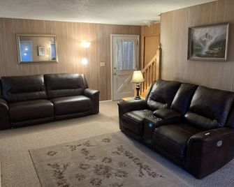 Robison Family Cabin Spring Special Through May. Regular Rate 325; Special 245. - Alpine - Living room