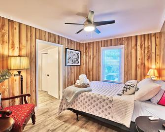 Restored Bungalow in Murrells Inlet, pet friendly - Murrells Inlet - Bedroom