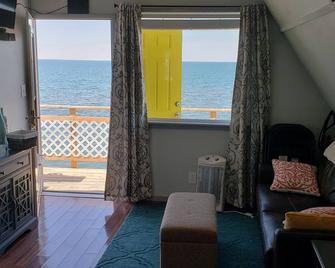 2 bedroom suite on the Homer Spit with 180 degree view of Kachemak Bay - Homer - Living room