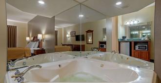 Econo Lodge Inn & Suites - Flowood - Bedroom