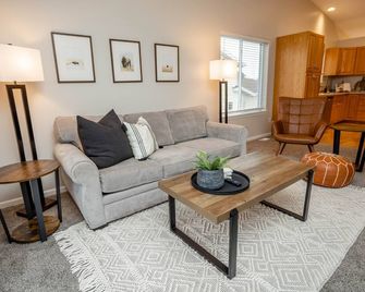 3br Fenced Yard I King, Pack 'n Play, 75' Tv - Fargo - Living room