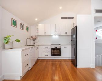 Seaside apartment, 100m to beach - Narrabeen - Kitchen