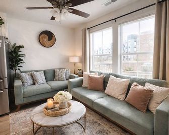 Ranch Home! Near Uncc, Medieval, Pavilio - 夏洛特（北卡羅來納州） - 客廳