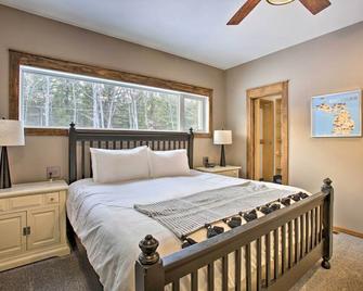 Modern-Chic Interlochen Home with Deck and Game Room! - Interlochen - 臥室