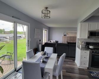 Newly renovated 3 bedroom lakefront home on all-sports Crooked Lake! - Howell - Jídelna