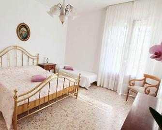 Casa Rooms&Tabacchilarge apartment 5 min from the sea and the historic centre - Sant'Elpidio a Mare - Habitación