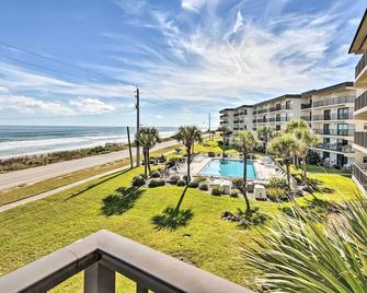 Ormond Beach Condo with Balcony and Views - Ormond Beach - Pileta