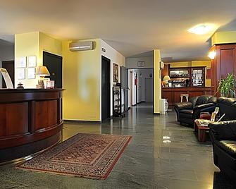 Ascot Lodging - Cardano al Campo - Lobby