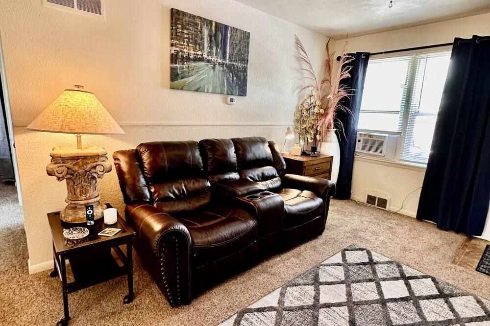 Cozy 2 Bedroom Fort Morgan Apartment - Fort Morgan - Huiskamer