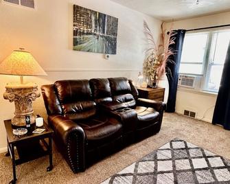 Cozy 2 Bedroom Fort Morgan Apartment - Fort Morgan - Huiskamer