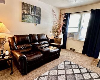 Cozy 2 Bedroom Fort Morgan Apartment - Fort Morgan - Huiskamer