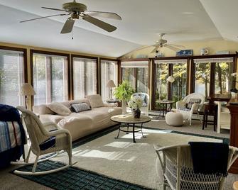 Clear Pond Inn - Penthouse, Pet friendly beach front property in Plymouth! - Plymouth - Living room