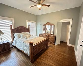 The Original 1947 Ufo Home Downtown Roswell Nm - Roswell - Bedroom