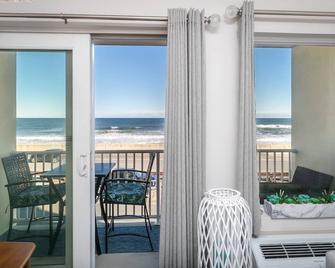 Direct Oceanfront Studio Suite! - Hampton - Balcony
