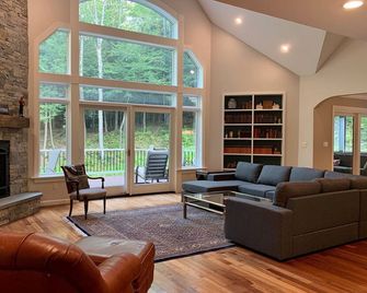 Stunning 6 BR/4.5 BA with 7-person hot tub, pool table and EV charger - White River Junction - Wohnzimmer