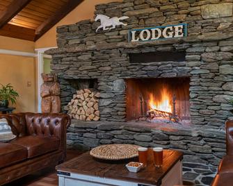 White Horse Lodge - Waitsfield - Front desk