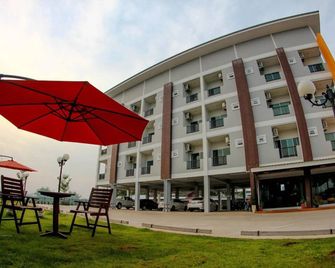 Plus Hotel - Loei - Gebouw