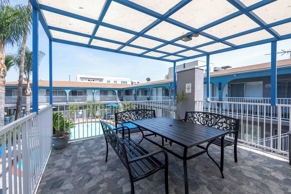 نزل هوليوود ستي