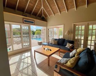 5 bedroom Villa with pool, 5 min walk to the beach - Westbury - Living room