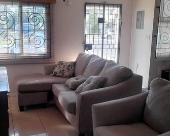 @ Portmore Solice ( 2 bedrooms , 2 bathrooms - Portmore - Living room