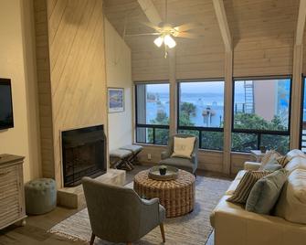 Seaview Condo - 150 Steps to the Beach and Pier - Capitola - Вітальня
