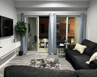 Luxury Condo in the heart of Old town Manassas - Manassas - Living room