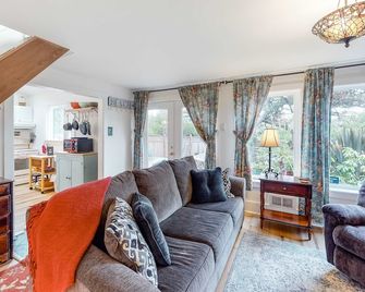 Dog-Friendly Getaway with Outdoor Firepit & Balcony - Steps from Beach Access - Florence - Stue