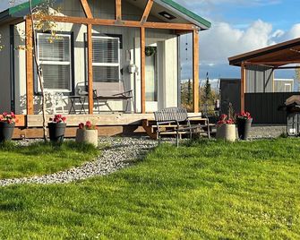 Lakeside Cabin 2 w/Hot Tub, Sauna & Watercraft Rentals - Big Lake - Patio