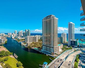 Balcony Pool View and Near Beach - Hallandale Beach