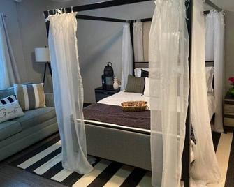 Tropical Oasis by the beach and shops, with pool - Riviera Beach - Bedroom