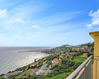 5 Bedroom Beautiful Home In Cipressa - Cipressa - Balcón