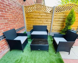 Watan Cottage - Spacious 3 Bedrooms Entire House With Beautiful Outdoor Garden - Mánchester - Patio
