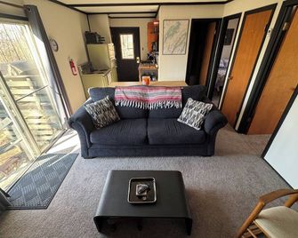 Sunset Hill. Rustic retreat just minutes from the town of New Market - New Market - Living room