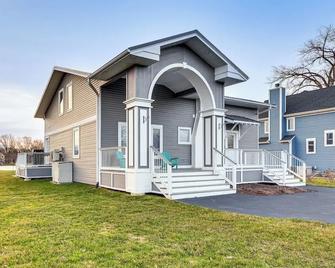 Home on Fox River Modern Decor Style! - McHenry - Edificio