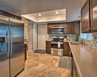 3 Mi to Water Lake Havasu Gem with Fire Pit and Grill - Lake Havasu City - Cocina