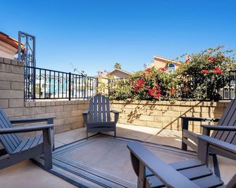 2405o Meet Me At The Jetty - Oxnard - Balcón