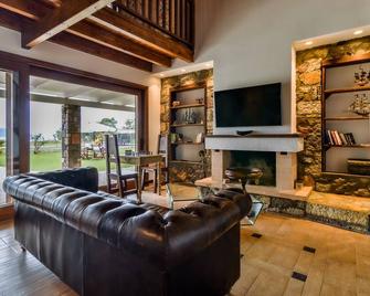 OpenSea Villa Private beach & tennis court - Thermisia - Living room