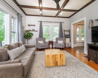 Charming 1950's Home Near Downtown, Fenced Yard, Pet Friendly! - Rapid City - Living room