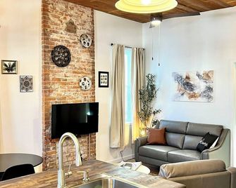 Chic & Cozy Downtown Apartment, Walk to Downtown, Restaurants, the Lake - Oswego - Soggiorno