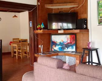Colibri Taverne & Guest House - Gisenyi - Living room