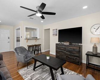 3B/2Bth, Upgraded w Everything New, EasyA to US99 - Fresno - Living room